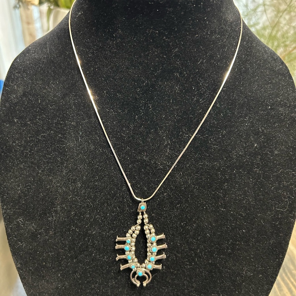 Native made mini squash blossom pendant - Picture 7 of 8